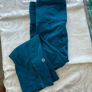 Lululemon crop teal colered leggings.  Size 6